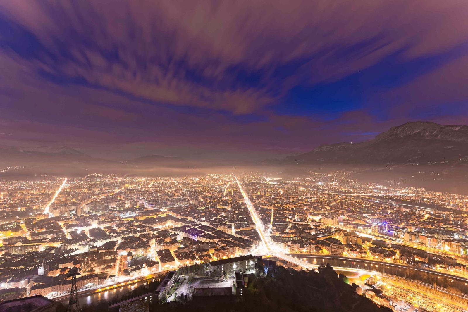 Grenoble de nuit vue depuis la Bastille