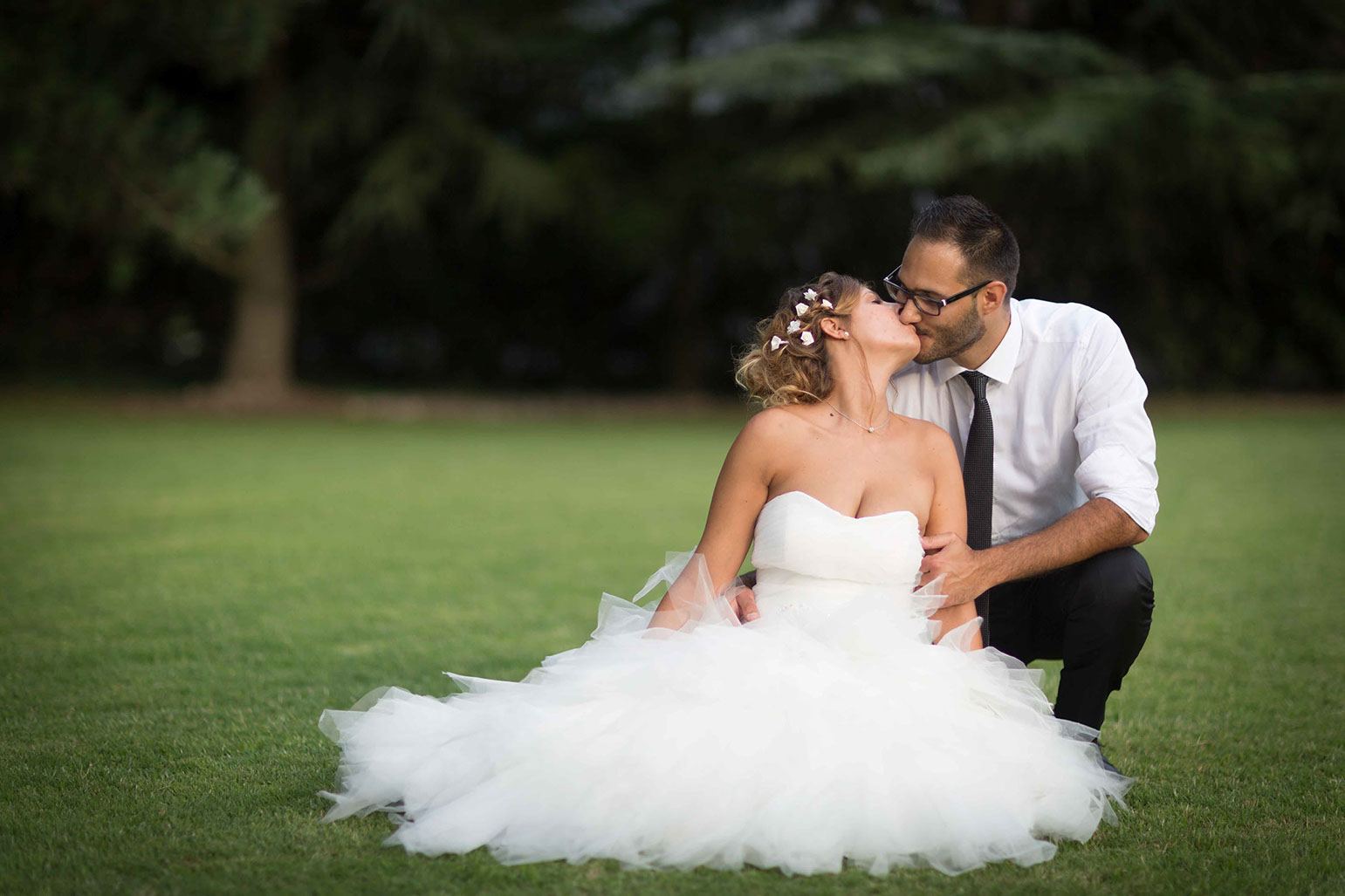 Photographe mariage Grenoble – couple maries assis sur gazon