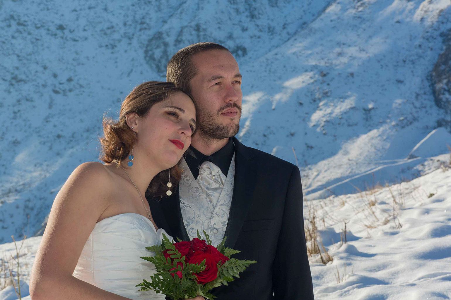 Couple de mariés dans la neige en Isère