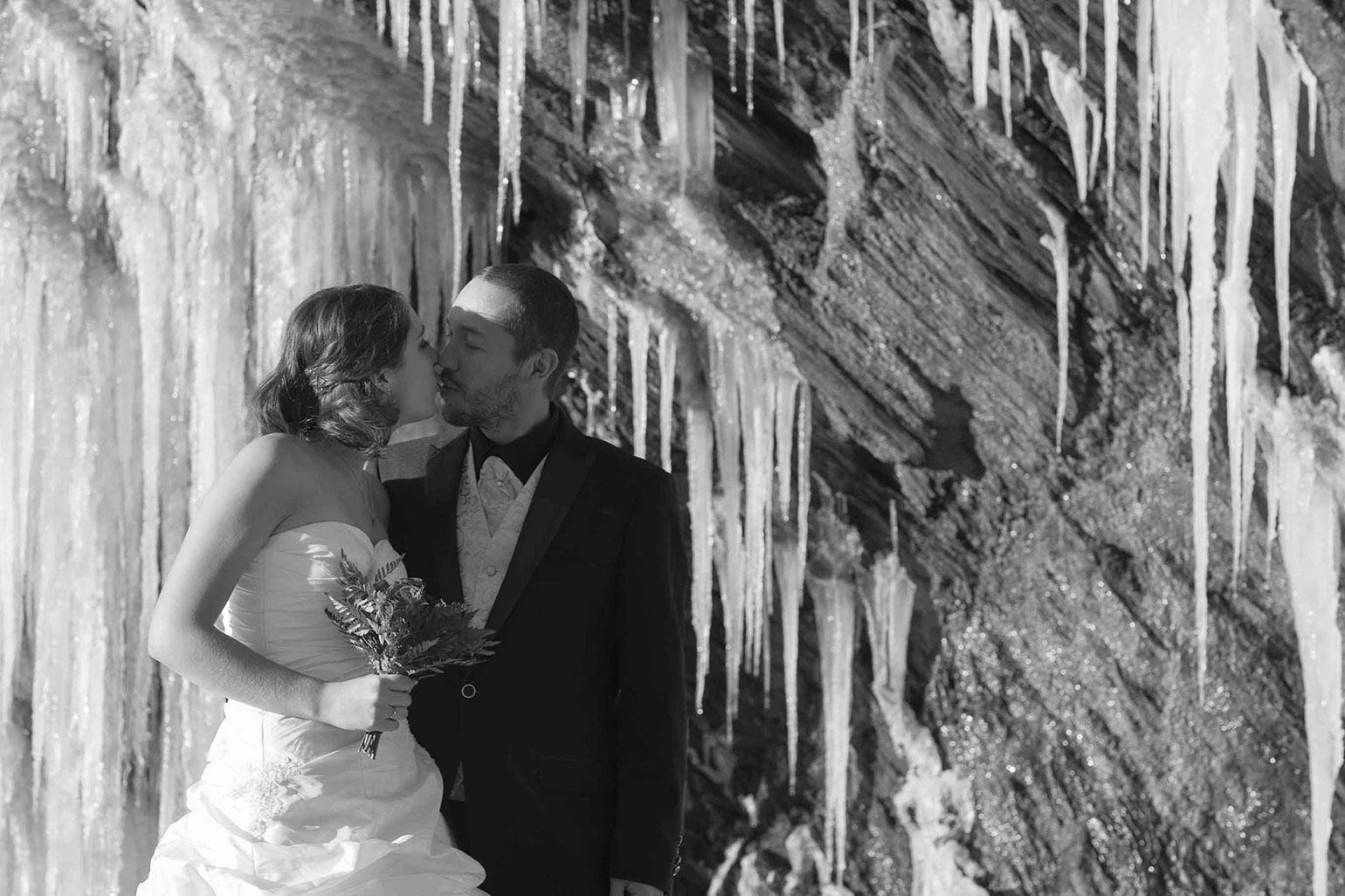 Photographe mariage Grenoble – couple trash the dress cascade de glace