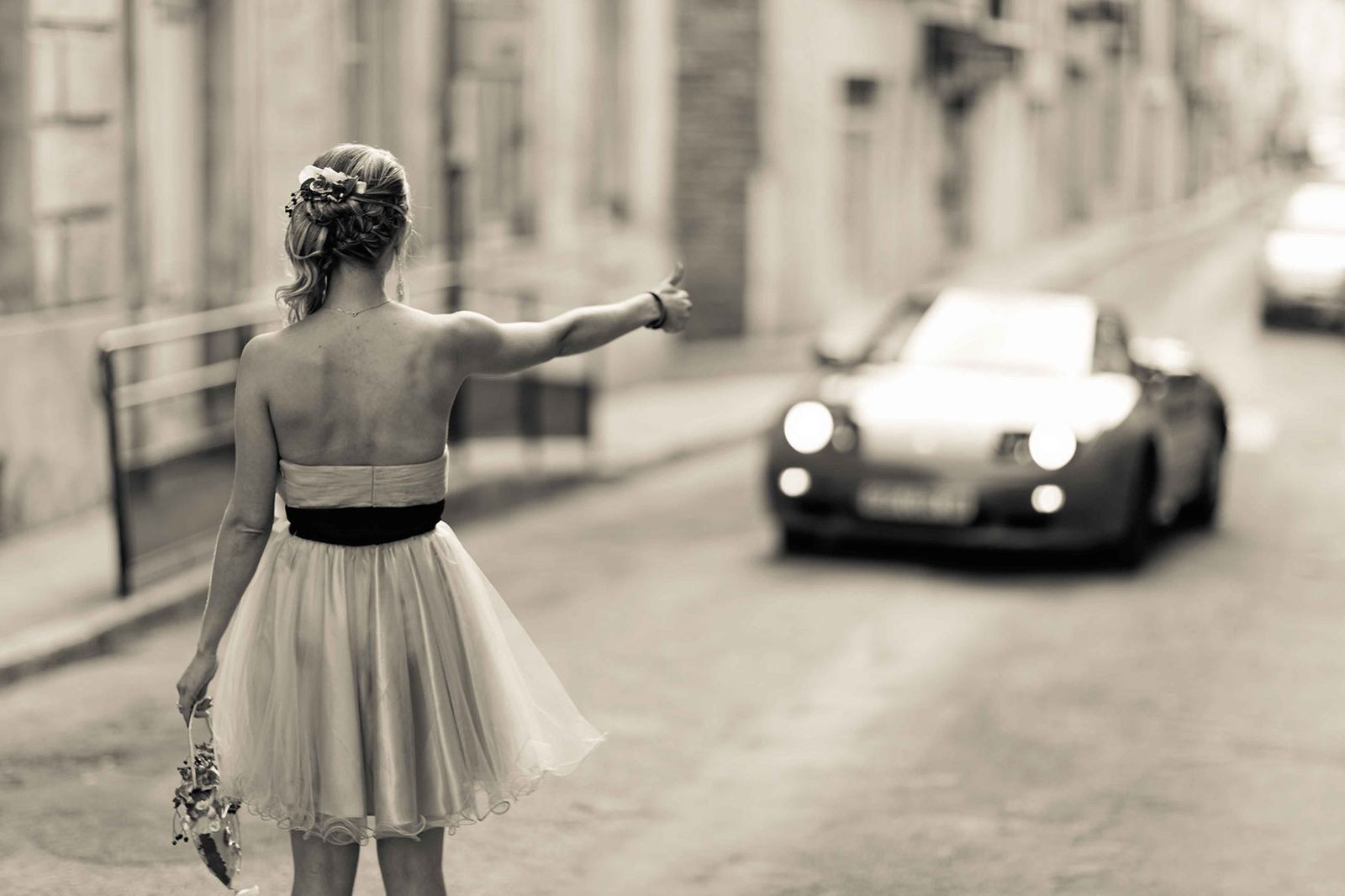 Photographe mariage Grenoble – mariage auto stope sepia