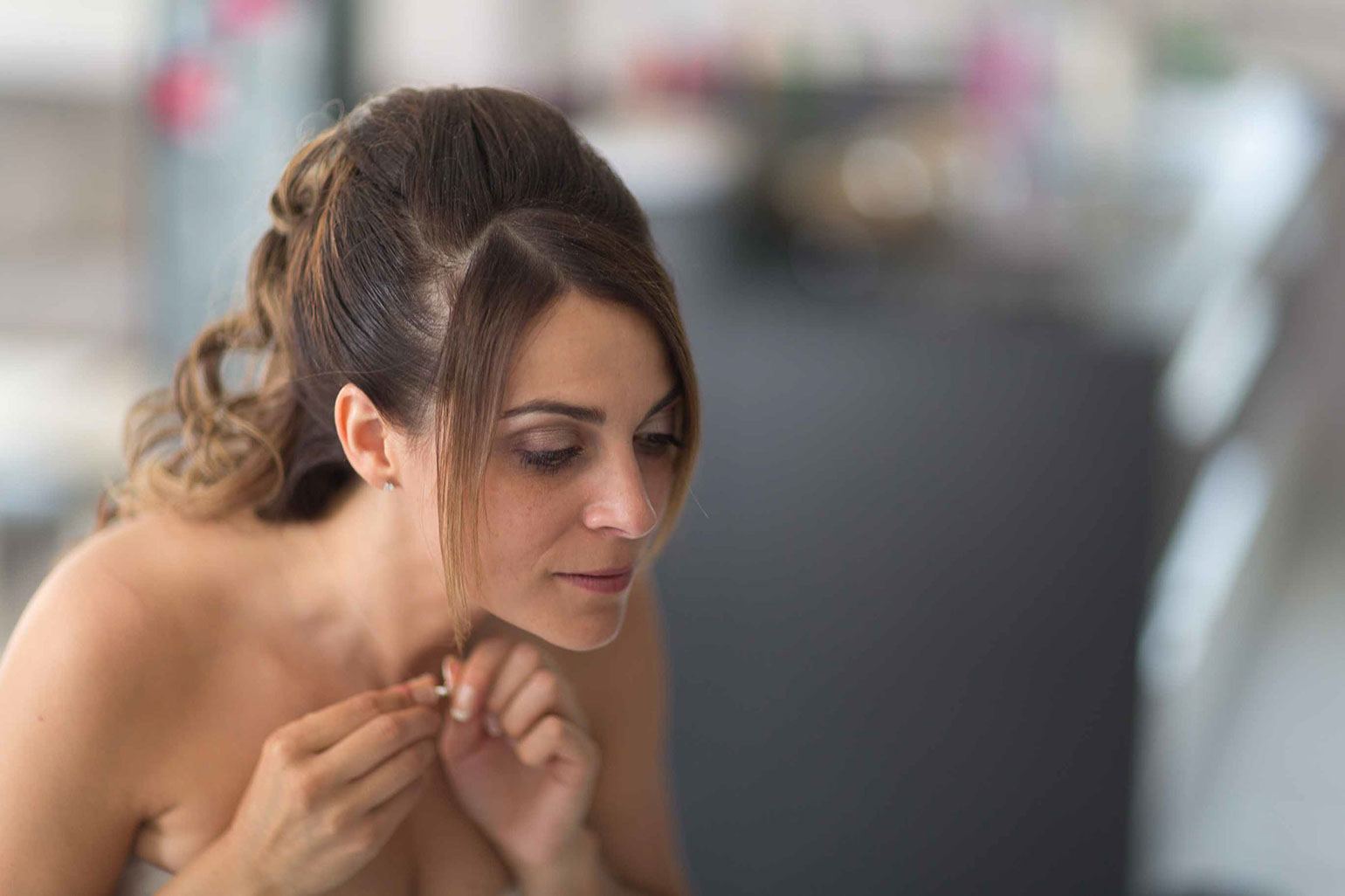 Photographe mariage Grenoble – preparatifs mariee collier