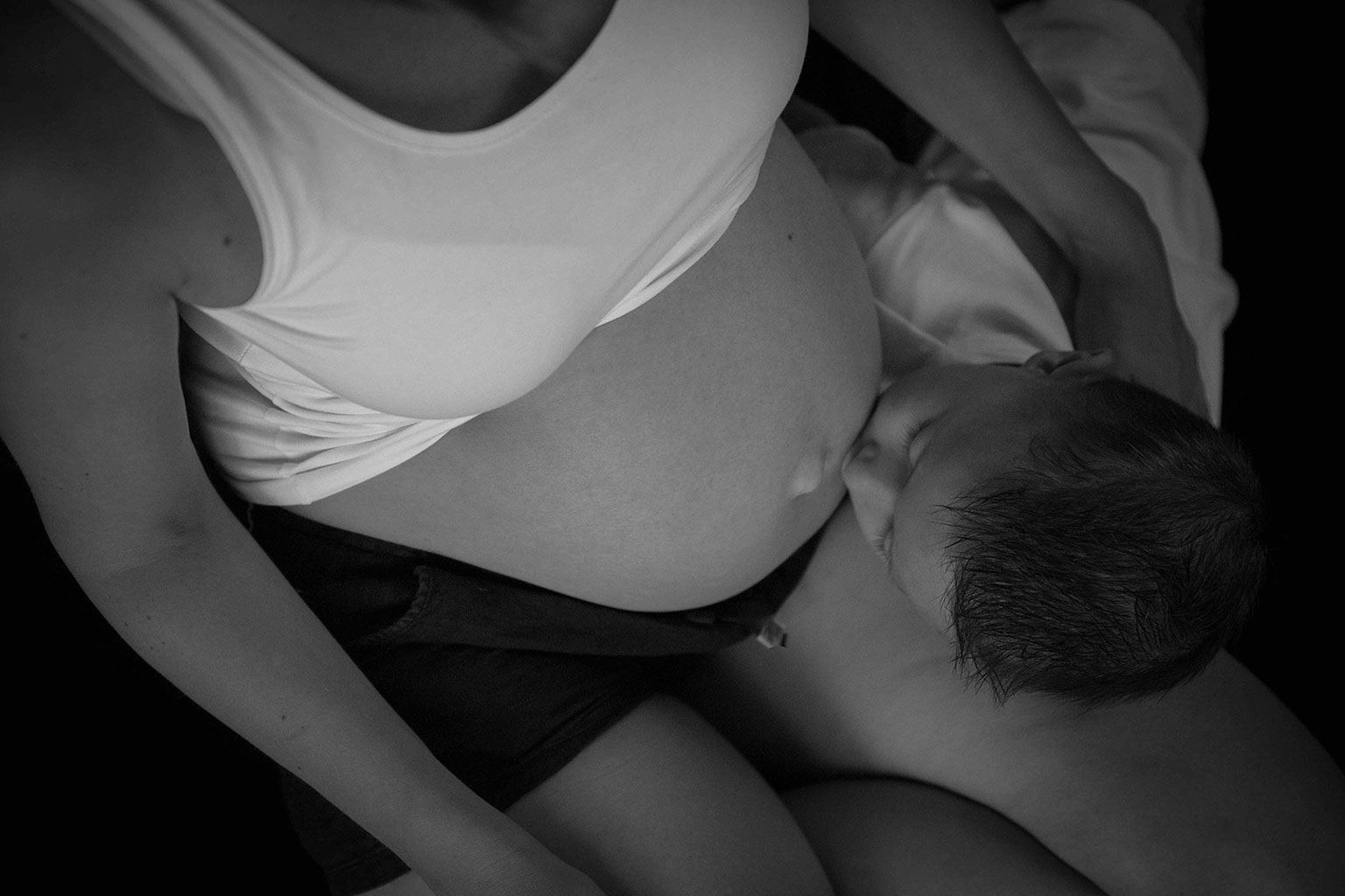 Photographe naissance grossesse Grenoble – grossesse noir et blanc
