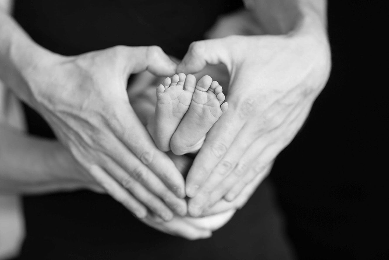 Photographe naissance Grenoble, pieds de bébé en cœur