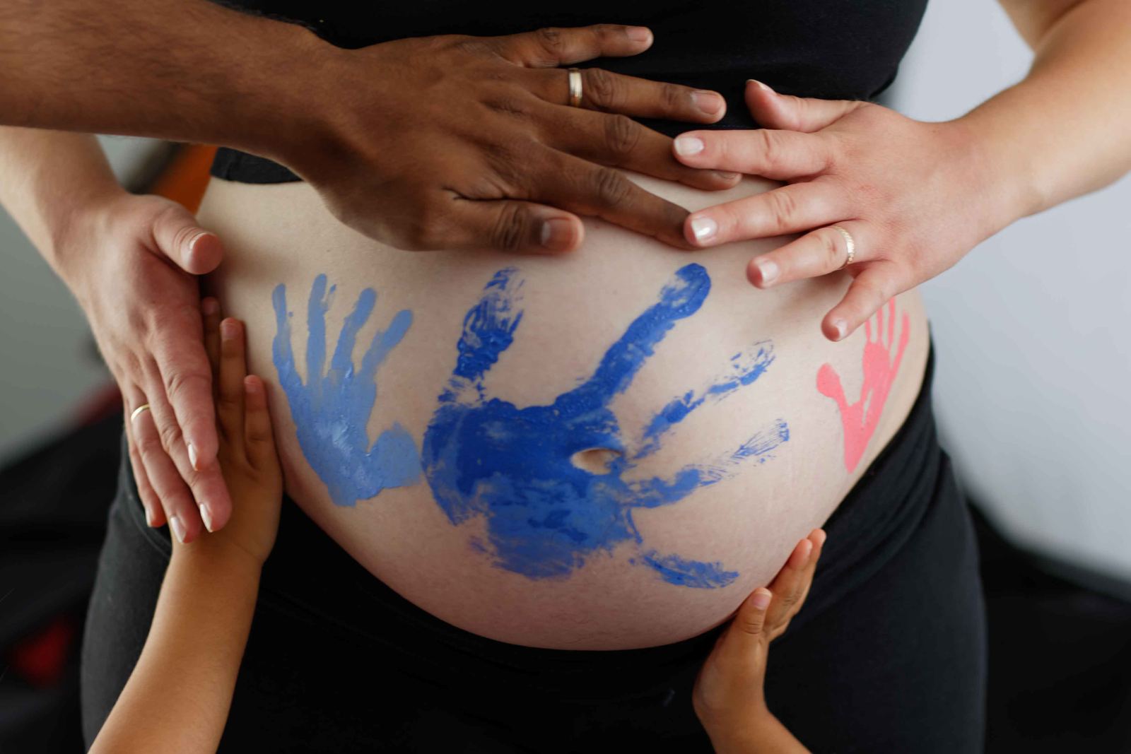 Photographe naissance grossesse Grenoble – ventre grossesse mains peinture