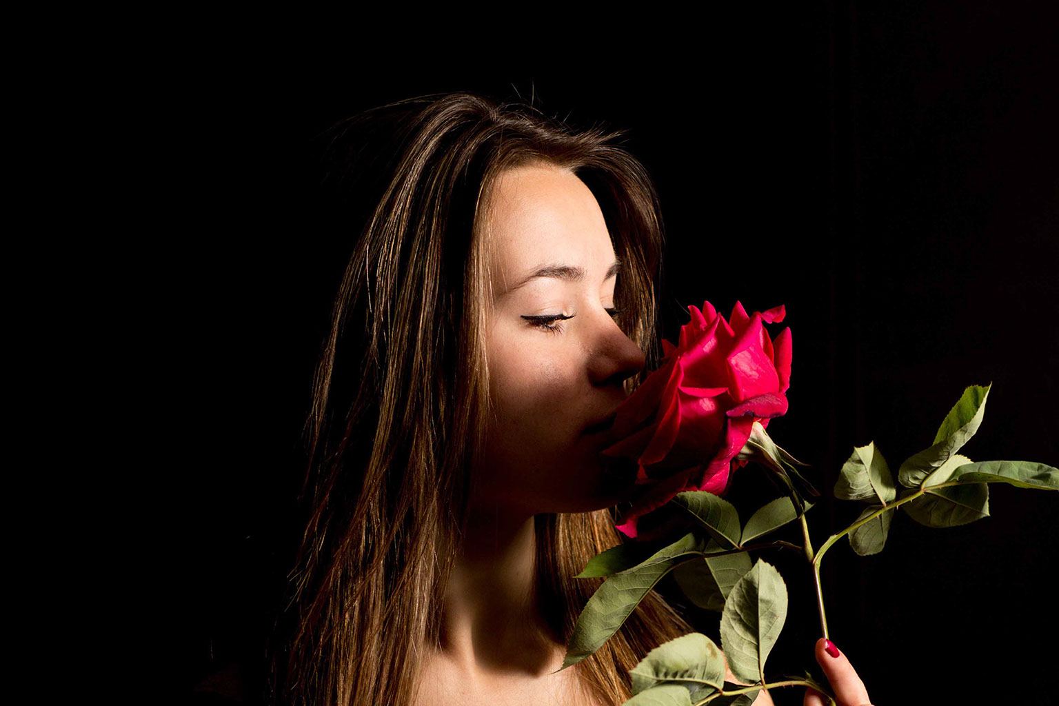 Portrait studio femme à la rose